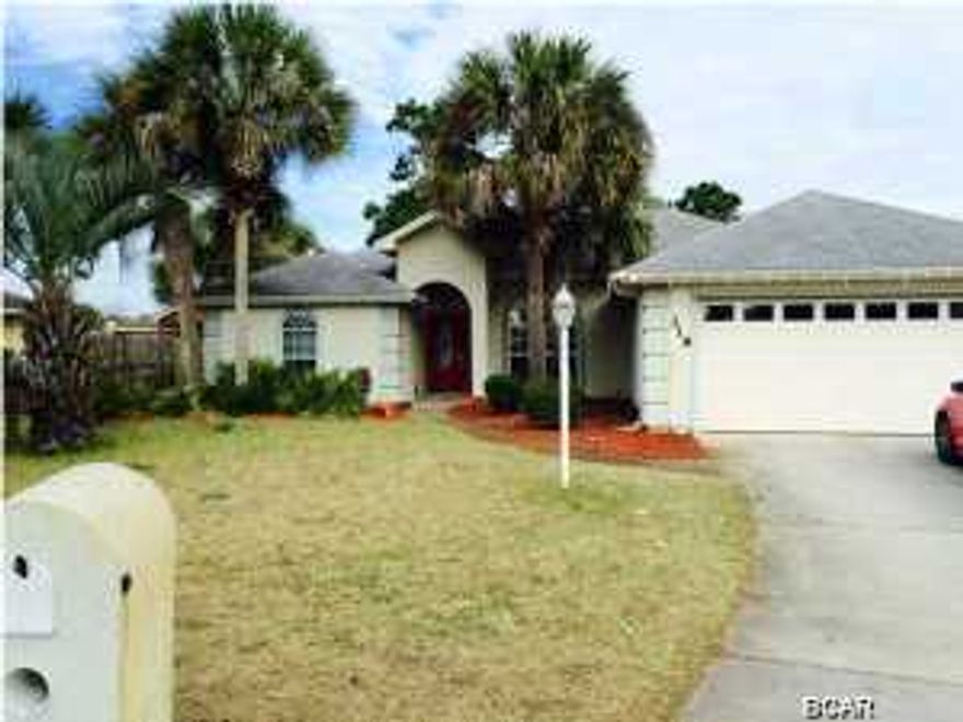 Great home with a large in-ground heated pool with spa, all are screened in! Kitchen has granite counter tops with stainless appliances, also comes with washer and dryer. Split floor plan with a wonderful Master suite that has its own en suite with separate shower that is enclosed in glass, jacuzzi tub and double vanity. Solid wood floors in great room and main space of home, along with surround sound and a gas fireplace. Enclosed Florida room that leads to the wonderful pool and workshop with power. Lots to offer in this home, great location and wonderful subdivision! call today to schedule for you own private viewing. Refrigerator that conveys is located in the garage, washer and dryer that conveys is located in workshop. Chandelier located over the kitchen table is not owners,