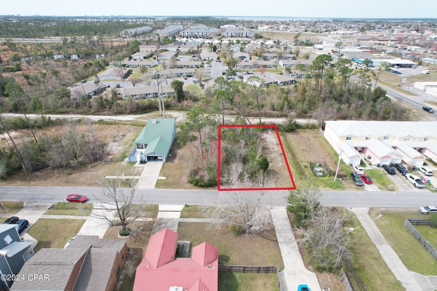 Spacious, vacant Lot Ready for Your Dream Home! The lot measures at 135x125 and is centrally located in the heart of Lynn Haven in the Ravenwood Subdivision. This lot is equipped with city water and sewer utilities.