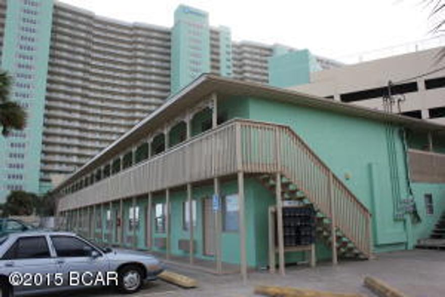 STUDIO UNIT -UNFURNISHED. ALL UTILITIES INCLUDED IN RENTAL AMOUNT. A short stroll from the Gulf. Wall mounted a/c unit. On site laundry room with washer and dryer and bbq/picnic area. 7MTH LEASE AVAILABLE. NO PETS.