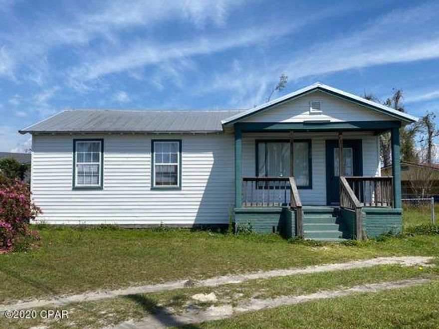 This home offers 3 Bedrooms and 1 Bath. Laundry room equipped with a washer/dryer connection. Covered front porch.



*7 month lease only then month to month*



*No Pets*