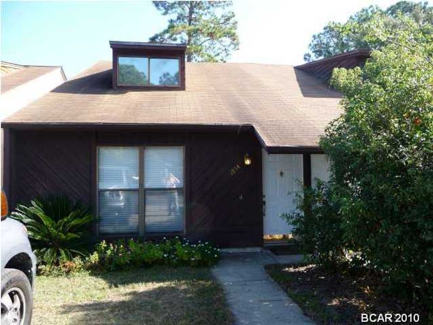 This very nice townhouse is in St.Andrew's close the Lucille Moore school. Has a fenced backyard with a storage shed / workshop. Master suite is upstairs with a full bath and loft.