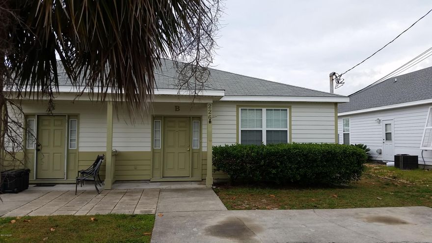 SHORT WALK TO BEACH!!!!Beautiful duplex, freshly paint and new carpet throughout.Breakfast bar,9ft. ceilings, ceramic tile and carpet, and close to shopping and schools.