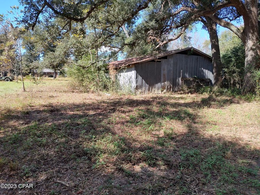 Beautiful 13 acres of farmland, with large oak trees, fish pond and pole barn.  Very convenient to Marianna shopping, but yet located in a quiet farm setting, just out of town.  Owner financing available if needed.  10 Percent Down, 6 percent APR, 15 year Amorization.