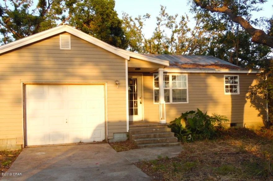 3 bedroom 2 bath cottage in need of renovations. Located close to college and hathaway bridge in Panama City. Make your private showing appointment today. Home sold as-is.''Property was built prior to 1978 and lead based paint potentially exits''This property may qualify for Seller Financing (Vendee).