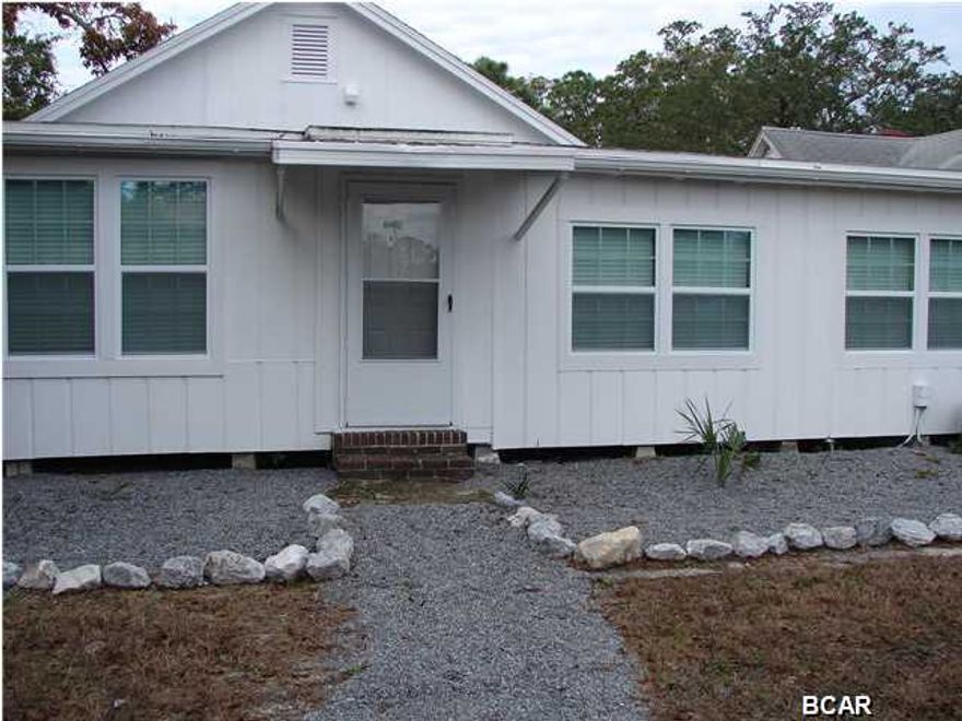 Duplex; recently renovated, new appliances, spacious bedroom and living area. Home is in walking distance of water and down town Panama City and Marina. Rent includes water and sewage.