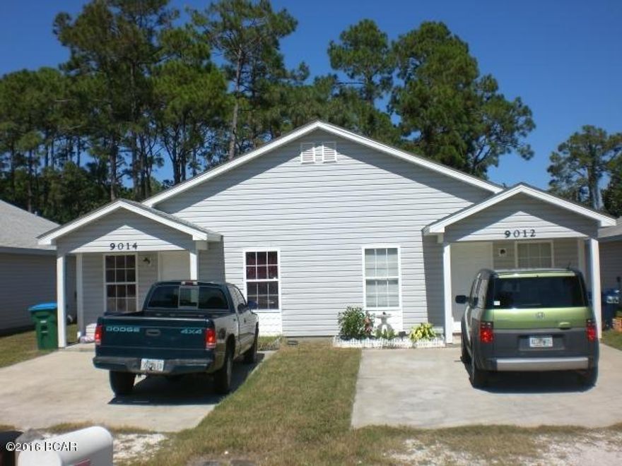 Duplex unit located in the N. Lagoon area - close to shopping and dining and only a few blocks to the beach. This unit features vaulted ceilings in the living room, dining/kitchen combo and small patio in front and back of unit.