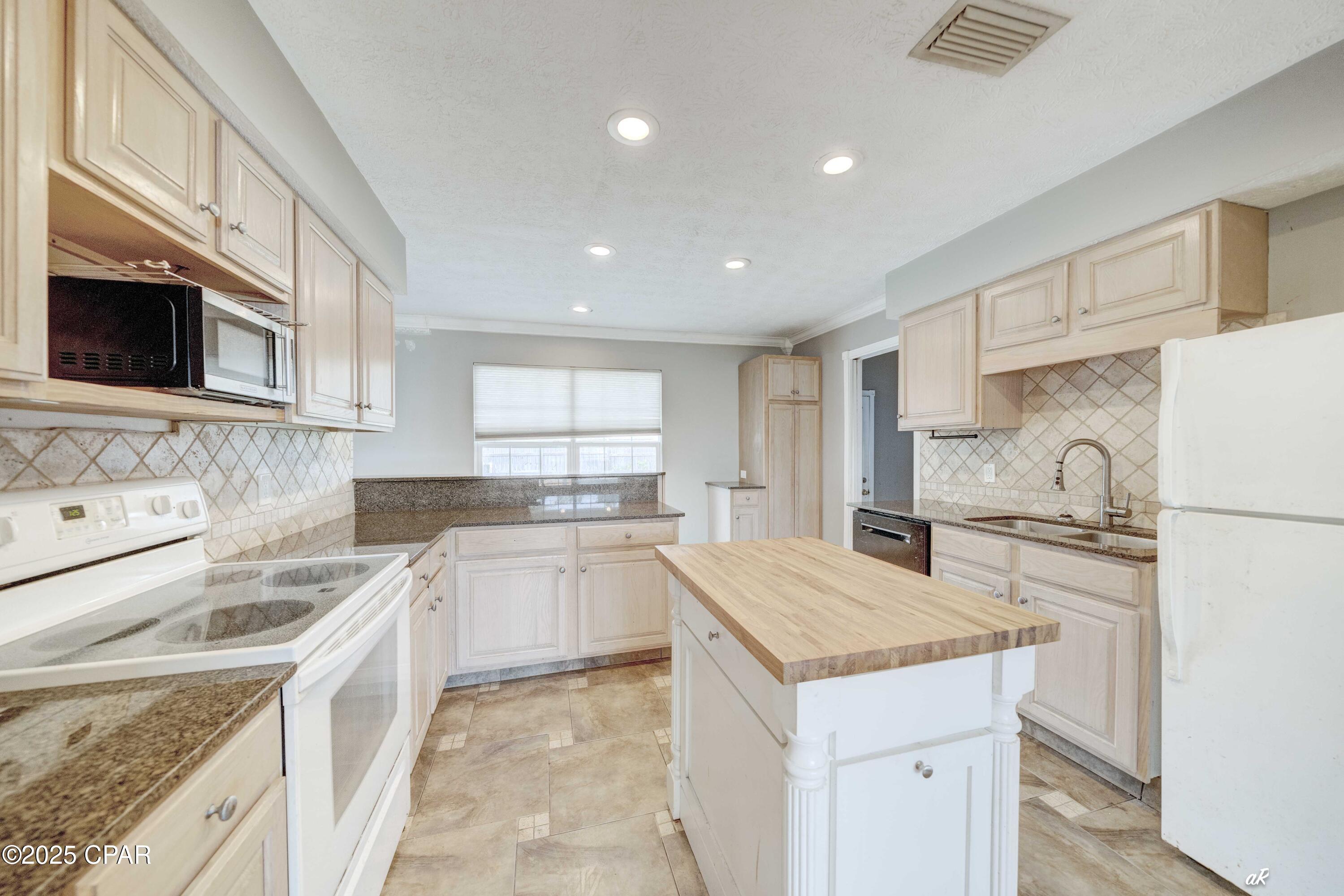 Venetian Villa 1st Add Replat - Residential