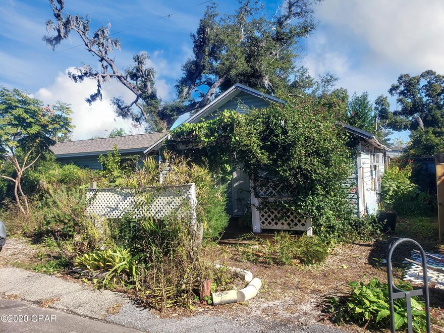 CURRENTLY UNDER CONTRACT, SELLER ACCEPTING BACKUP OFFERS



INVESTMENT OPPORTUNITY - FIXER UPPER IN HEART OF HISTORIC DOWNTOWN ST. ANDREWS

Two 1 bedroom/1 bath, kitchen and living room units.  Both units currently rented month to month with long term tenants.  $1365 a month combined income.  Property sits 1/2 block from St. Andrews Bay and 1 block from Oaks by the Bay Park.