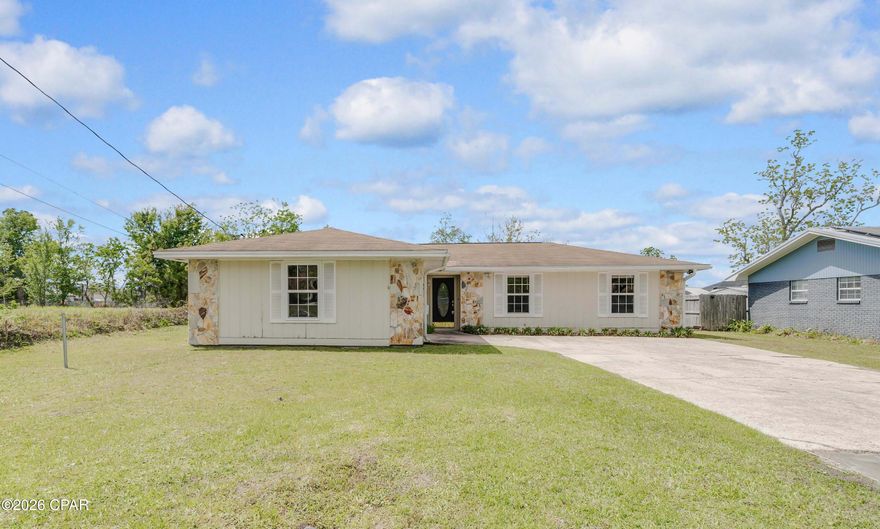 Beautiful 4 Bedroom 3 Bathroom home located in Lynn Haven featuring plenty of living space and a spacious back-yard.

The open living area flows into a well-appointed kitchen with modern appliances and ample cabinet and counter space. With 4 Bedrooms and 3 bathrooms this home offers plenty of space for guests, family, or a home office.

Conveniently located in highly desirable Lynnhaven, its just a short drive to major shopping and dining and just a short walk away from the beautiful water-front, A.L. Kinsaul Park, featuring a dog park, splash pad, playground, and beach.

Applicants should have verifiable income of at least 2.5x the monthly rent, stable rental history, and meet standard credit and background requirements

Contact us to schedule a self-guided tour today!

Hermosa casa de 4 dormitorios y 3 baños ubicada en Lynn Haven, que cuenta con una gran cantidad de espacio habitable y un amplio patio trasero.

La sala de estar de concepto abierto fluye hacia una cocina bien equipada, con electrodomésticos modernos y abundante espacio en gabinetes y encimeras. Con sus 4 dormitorios y 3 baños, esta vivienda ofrece espacio más que suficiente para recibir invitados, alojar a la familia o establecer una oficina en casa.

Con una ubicación privilegiada en la muy codiciada zona de Lynn Haven, la propiedad se encuentra a un corto trayecto en coche de los principales centros comerciales y restaurantes, y a solo unos pasos del hermoso paseo marítimo y del parque A.L. Kinsaul, el cual cuenta con parque para perros, zona de juegos acuáticos, área de juegos infantiles y playa.

Los solicitantes deben contar con ingresos verificables de al menos 2.5 veces el valor del alquiler mensual, un historial de alquiler estable y cumplir con los requisitos estándar de crédito y antecedentes.

¡Contáctenos hoy mismo para programar un recorrido autoguiado!
