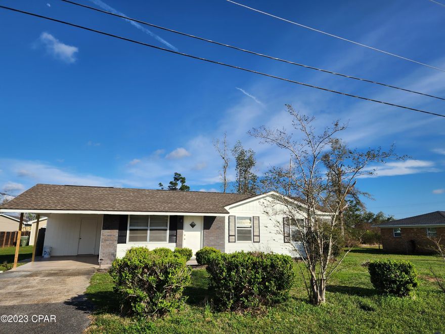 4 bed & bonus room 2 Bath  Located in Lynn Haven close to all amenities and not in a flood zone. Enjoy sitting on your screen back porch or enjoy large back yard that is partially fenced.  Large living space and clean with tile floors, master bath has walk in shower, .  Application required and pets are subject to approval with a required pet deposit and 100.00 month.

Includes Pest Control