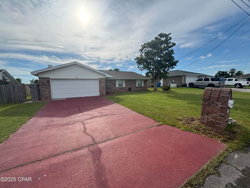 Discover this spacious and versatile property, perfect for large families or investors! This 4-bedroom, 3-bathroom home offers a comfortable layout with bright and open living areas. The modern kitchen flows seamlessly into the living and dining spaces. Additionally, the garage has been converted into a private apartment — ideal for extra rental income, visiting guests, or a home office. Located in a quiet and accessible neighborhood, this is a unique opportunity you