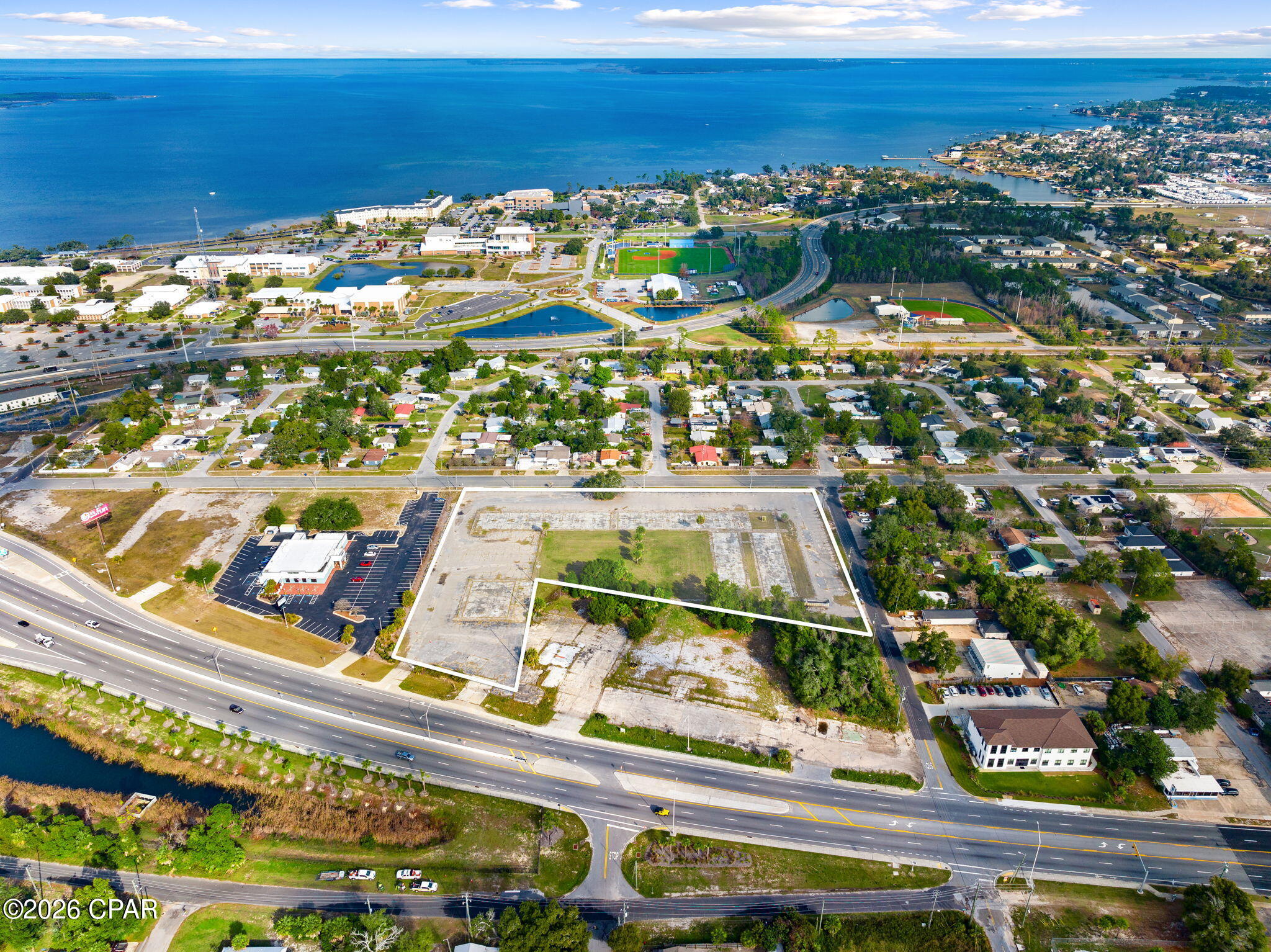 Main image without alt text