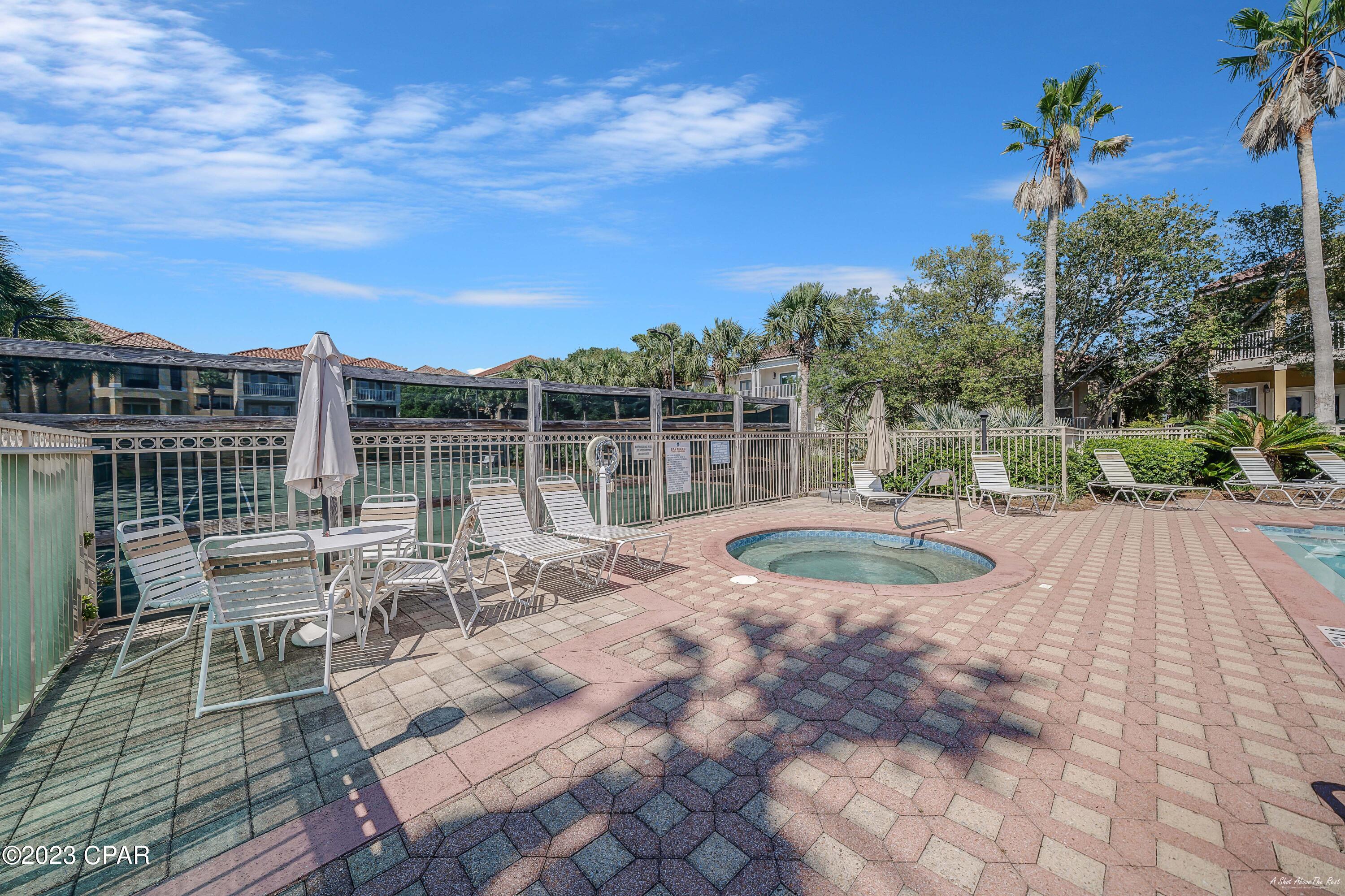 La Valencia Beach Resort - Land