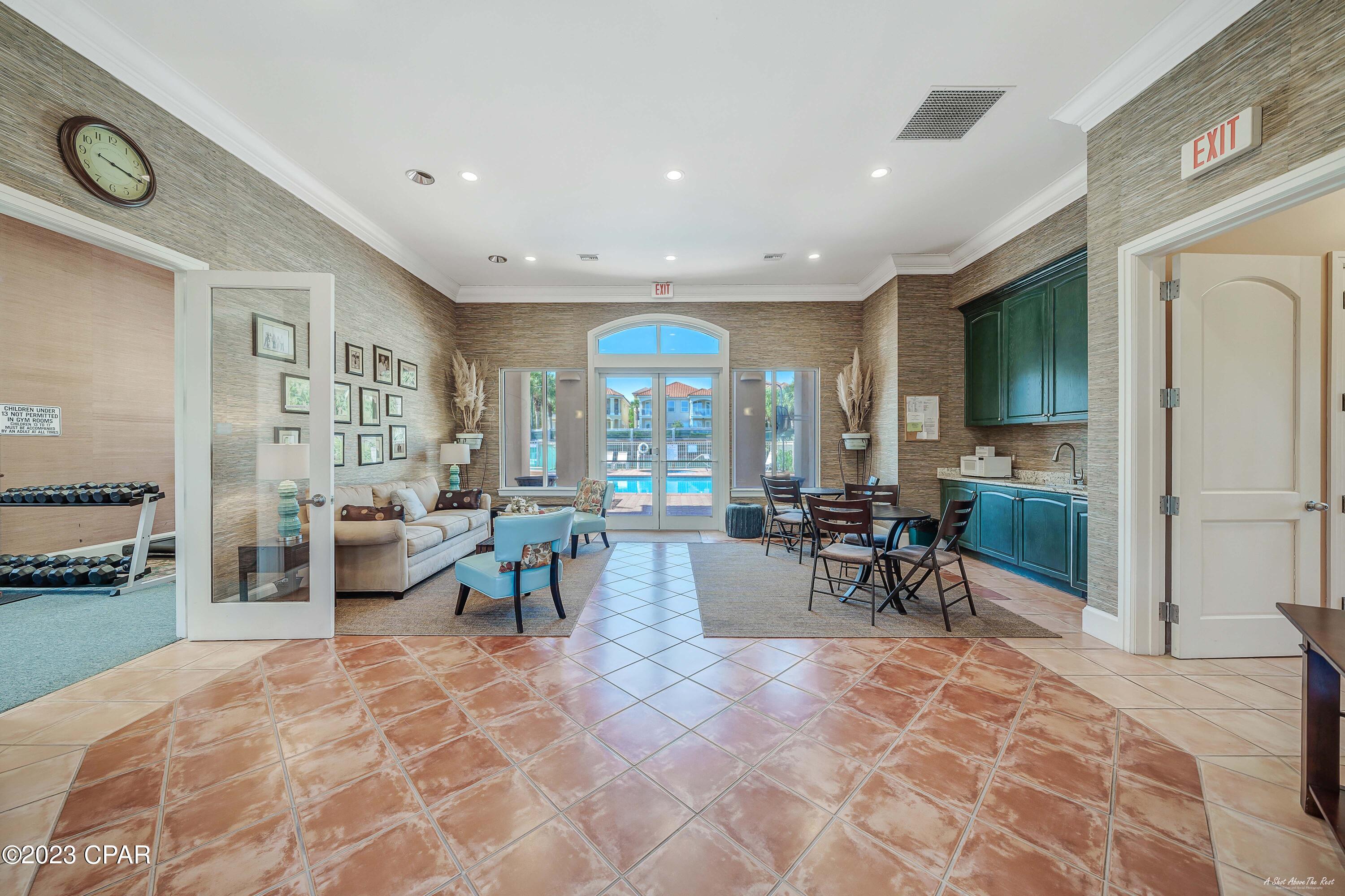 La Valencia Beach Resort - Land