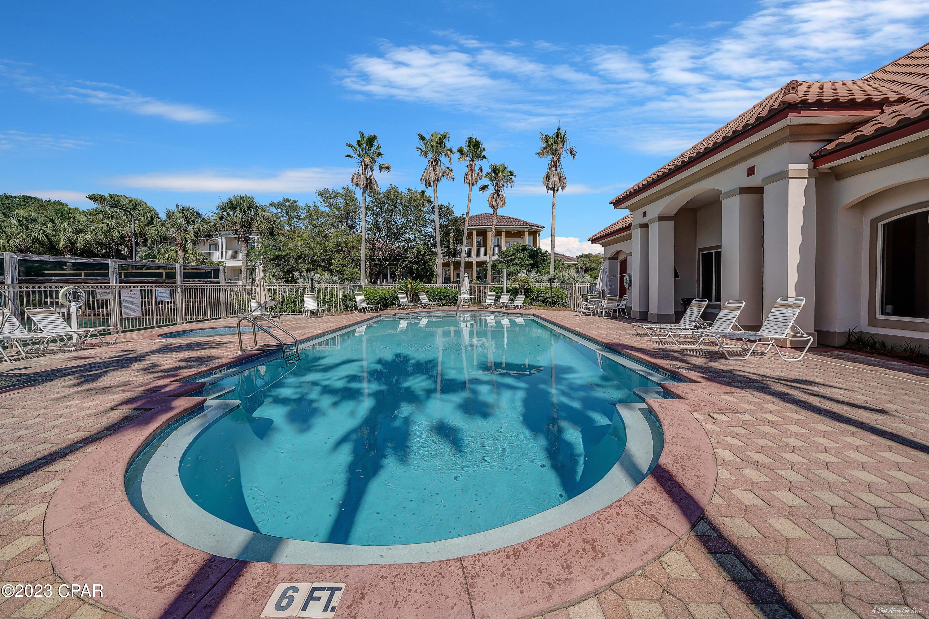 La Valencia Beach Resort - Land