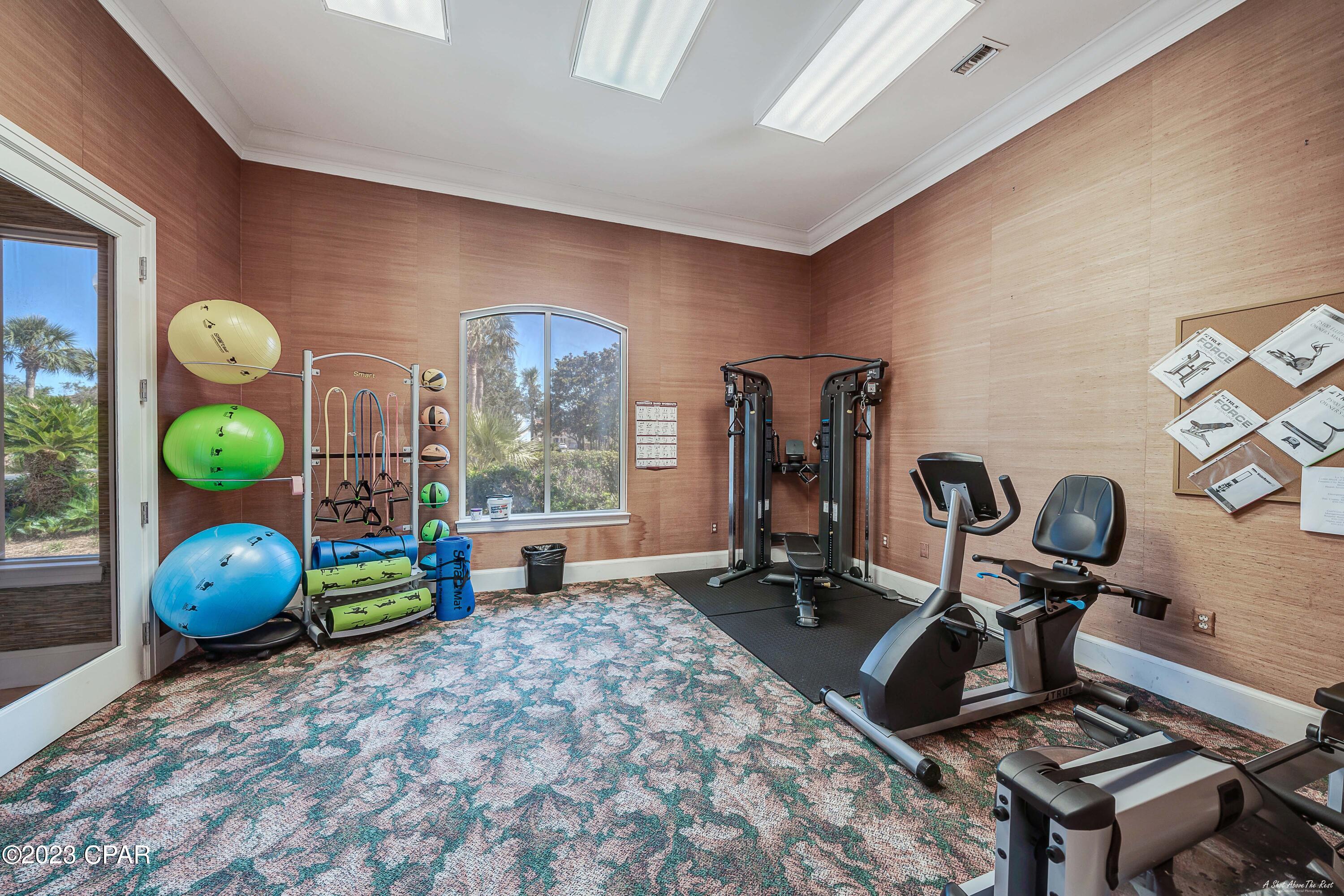 La Valencia Beach Resort - Land