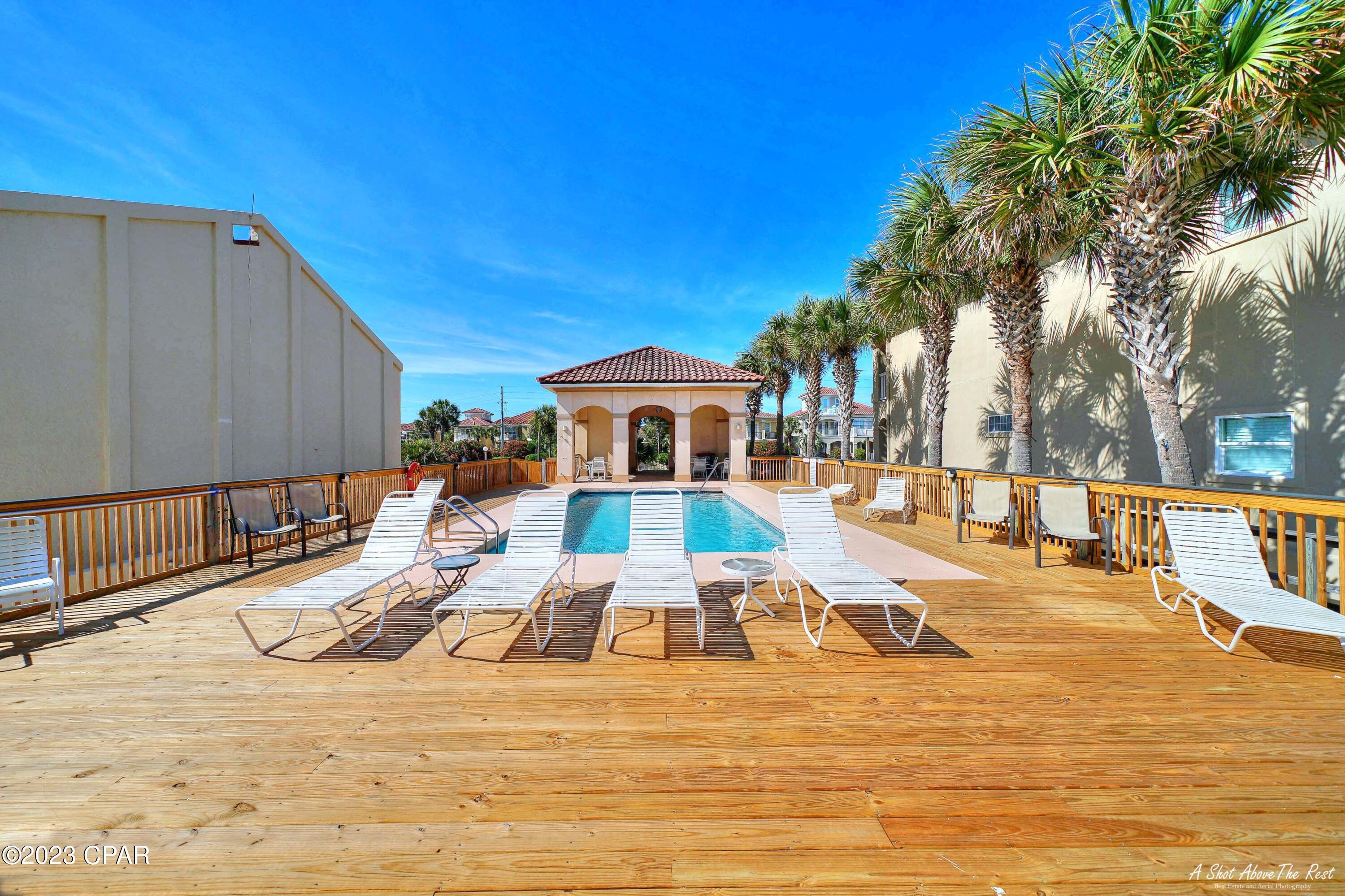 La Valencia Beach Resort - Land