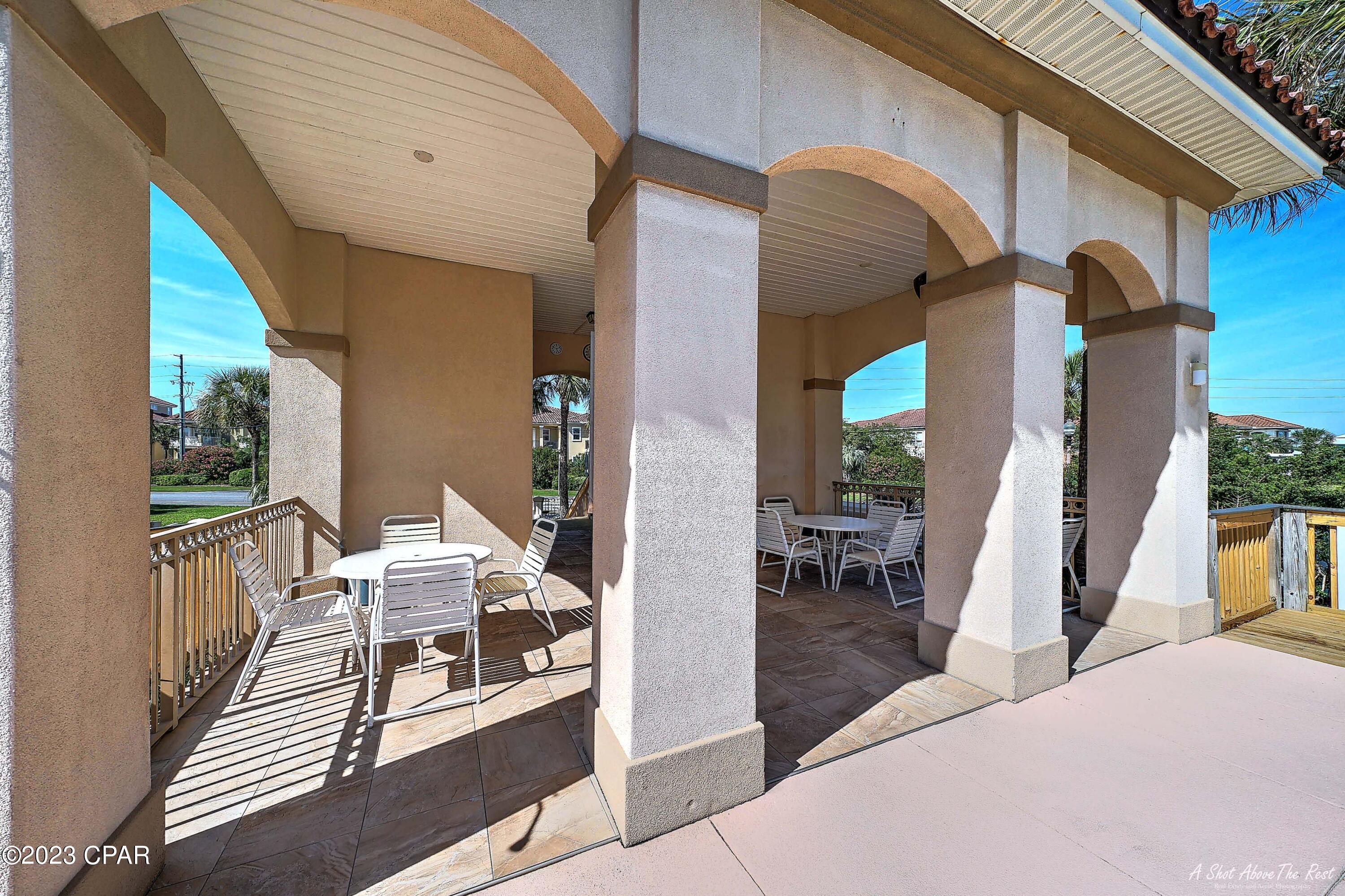 La Valencia Beach Resort - Land