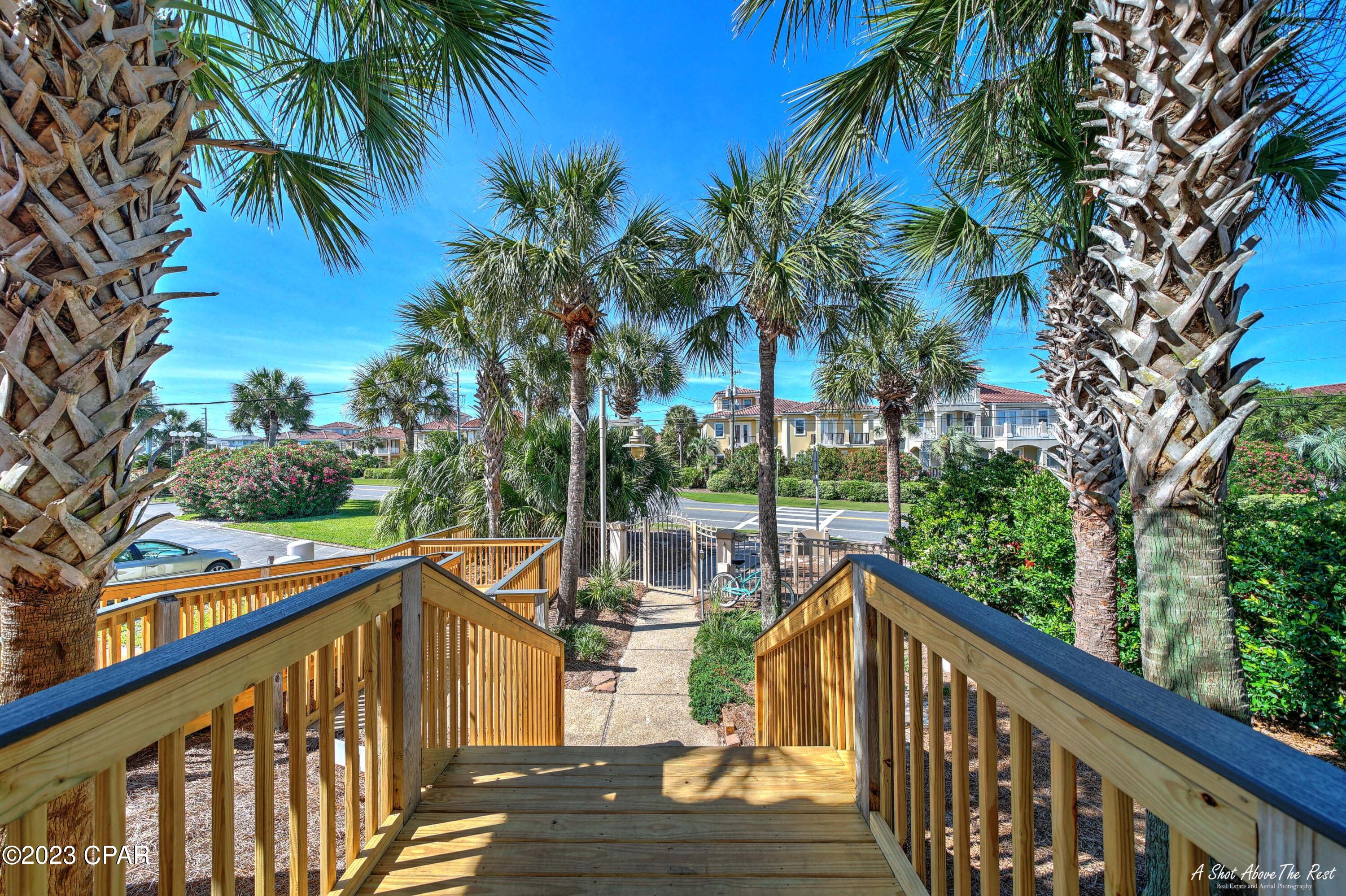 La Valencia Beach Resort - Land