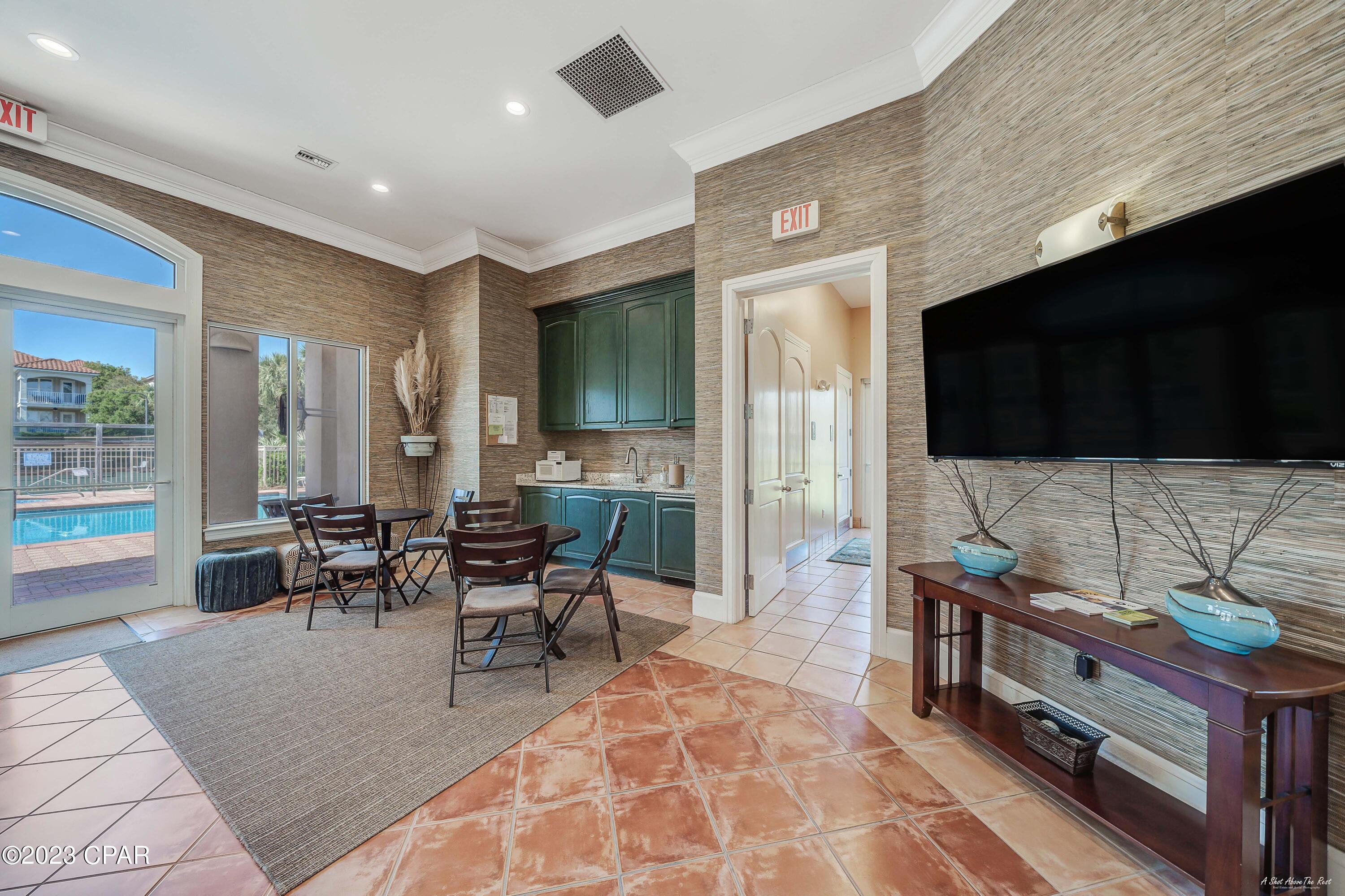 La Valencia Beach Resort - Land