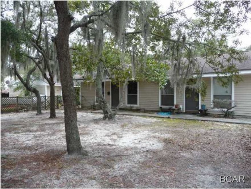 Nice 2br 1ba Apt. Centrally located, close to Downtown St. Andrews and Beach Drive.