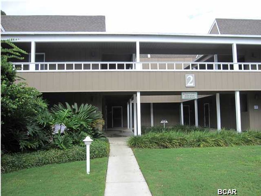 This ground floor Legend Villa overlooks the 1st fairway of the Nicklaus golf course and a scenic pond. Located in Bay Point, a gated community with 2 world class golf courses, 5 clay tennis courts, 4 restaurants, an on site Sheraton Resort, 24 hour roving security and a full service marina just minutes from the open Gulf of Mexico.