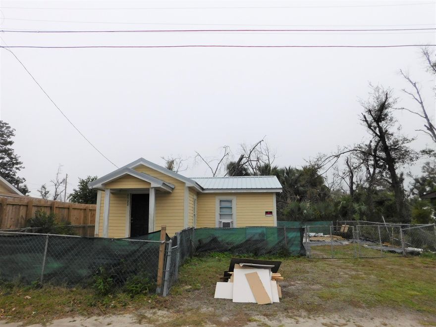 CURRENTLY UNDER CONTRACT, SELLER ACCEPTING BACKUP OFFERS Attention Investors and Cash home buyers! Check out this 1 bedroom, 1 bath home centrally located within walking distance to shopping. Only about 15 minutes from the beach. With a little TLC this would make a GREAT rental or first time home. Was recently rented for $500 a month. The roof was replaced in 2018. Most of the interior of the home has been freshly painted. Call your Realtor today.