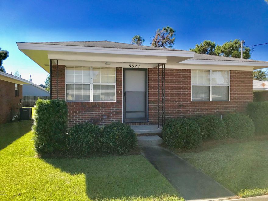 This is a very nice, well kept apartment on a quiet street. It is in close proximity to the beach and lagoon. Pets are not permitted