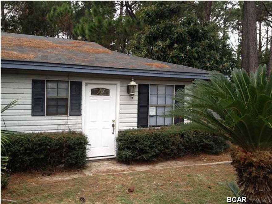 Duplex unit in the Thomas Drive area close to Publix and Winn Dixie at the Bay Point entrance. Just a short drive to the beach.  This is a 2 bedroom 1 bath home with breakfast bar and shared back yard.