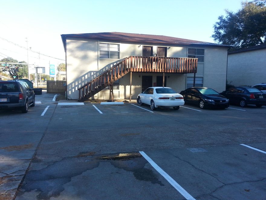 Available 2 bedroom, 1 bath apartments in Springfield.Conveniently located at the corner of Transmitter Rd. and 11th St. $600 per month. $500 deposit.