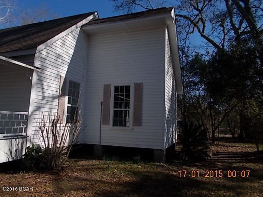 Nice historic home In Vernon Fl. Built in 1916 and remodeled in 1991 . This is a great home in a small town within 35 miles of Panama City Beach and The international Airport. Good priced home for retirees or Families.