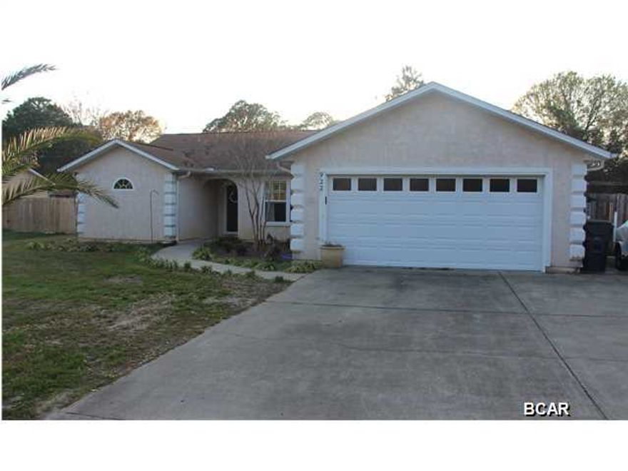 Almost new, move in ready home with almost an acre of land!!! Spacious living room with cathedral ceiling, wired for speakers and stereo with beautiful industrial hand scraped laminate floors, open to the kitchen and spacious formal dining room. Ceramic tile in kitchen, baths, and laundry room. The kitchen has been completely remodeled and opened up, it offers beautiful granite countertops, new cabinets, new appliances, a tiled back splash, a an eat in breakfast area. The master bath has a jacuzzi tub, separate shower, and walk in closet. Split bedroom plan for privacy. This home has a 2 car garage, additional concrete driveway for boat or extra car parking, and a big 12 x 28 tiled and screened Florida room overlooking your .70 of an acre of land. Plenty of room for the kids to play,