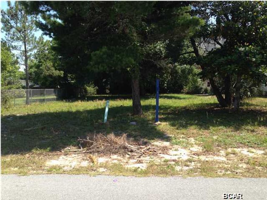 Great location for building on, just a couple of streets from GULF! Conveniently located near beaches, schools, park, shopping,etc.