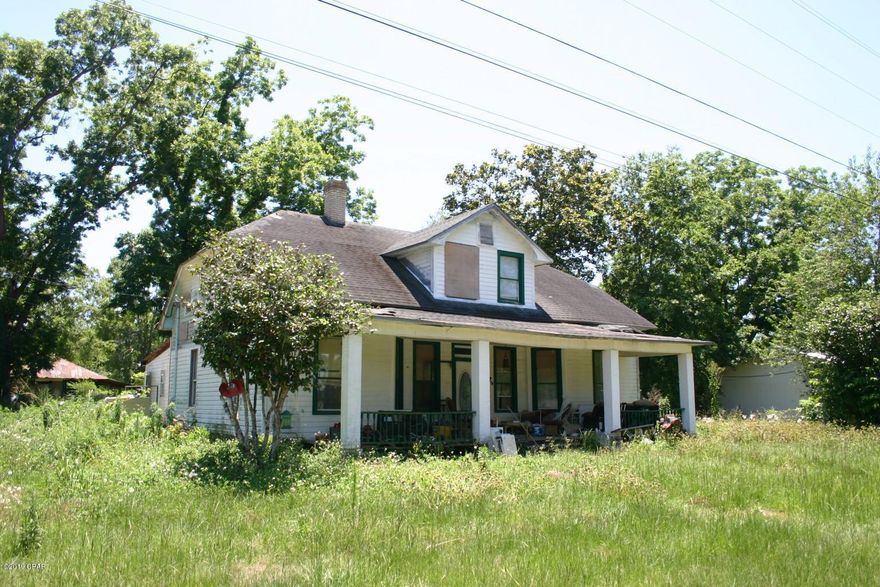 'CURRENTLY UNDER CONTRACT, SELLER ACCEPTING BACKUP OFFERS' This could be your ''diamond in the rough''. Fix it and flip it or renovate the home to be yours. There are 2 bedrooms 1 bath downstairs and 3 bedrooms 1 bath upstairs. Home needs a lot of work but could be made beautiful once again. Chipley offers a return to the old southern values in a small friendly community.