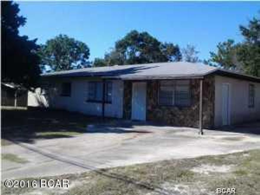 Less than 10 minutes drive to TAFB, shopping, schools, restaurants, etc.3 bedroom 1.5 bath home, large lot with fenced in back yard that backs up to Flight Ave. Recreational Park