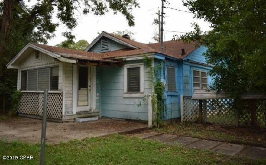 Opportunity awaits in this 2 bedroom 1 bath home. It will take some work to

ready this home but could be worth the time. Come and see if this will be your

new investment. Convenient to all the nearby amenities.