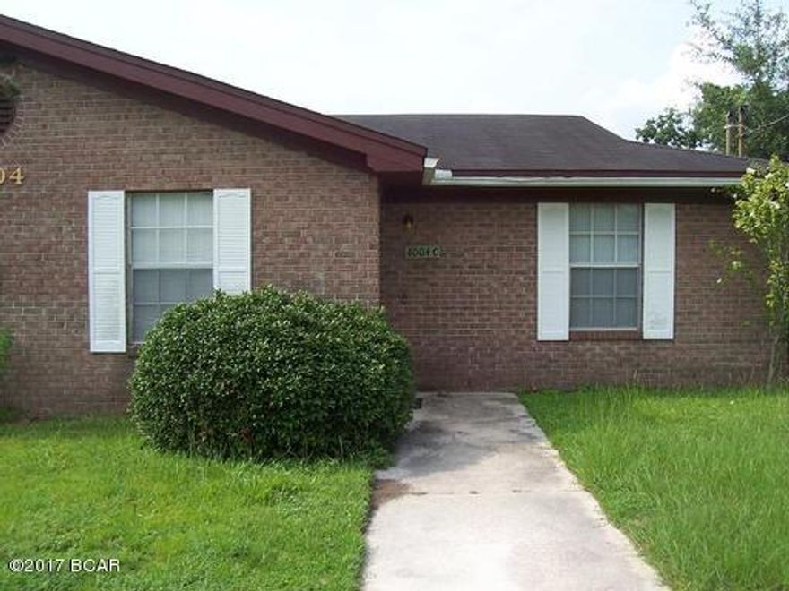 Two Bedroom 1 bath brick duplex located in Springfield. Property offers a fenced court yard, and a back patio for each unit and washer and dryer hookups in storage area.



All measurements are approximate.