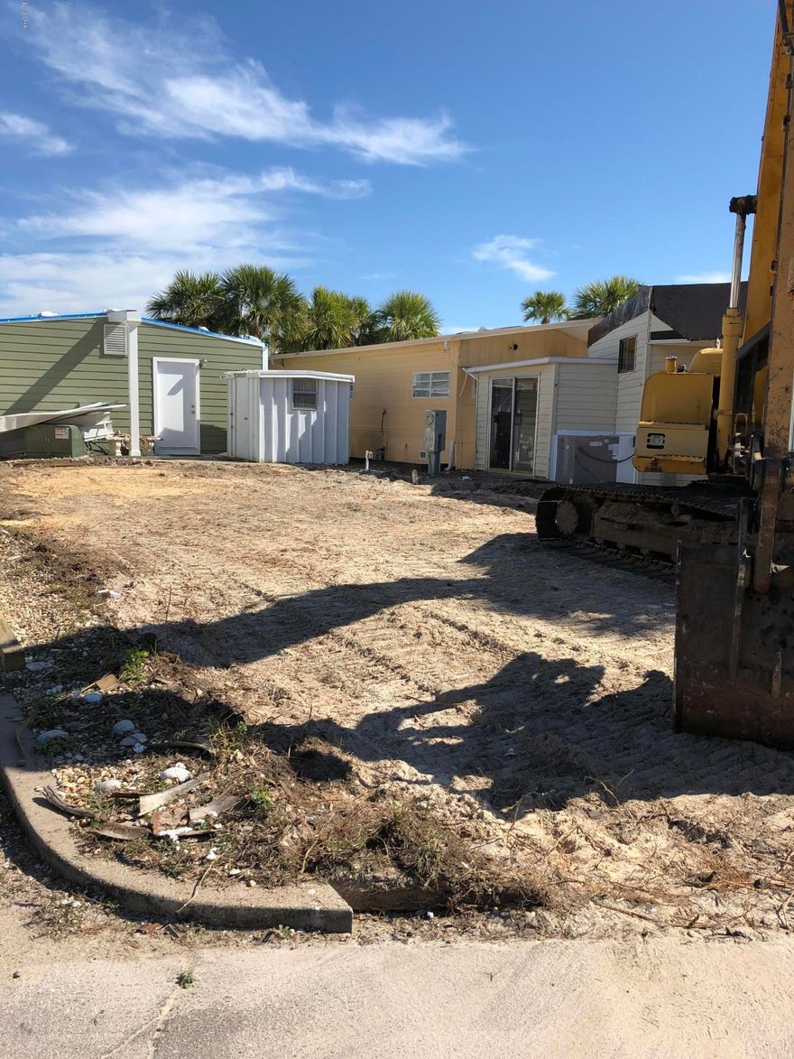 RARE OPPORTUNITY TO BUY A VACANT LOT IN VENTURE OUT! VENTURE OUT OFFERS 2 POOLS, TENNIS COURTS, SHUFFLEBOARD COURT, BASKETBALL COURT, PALYGROUND, PICNIC AREA, BOAT DOCK AND FISHING PIER AND OF COURSE THE BEAUTIFUL GULF OF MEXICO!