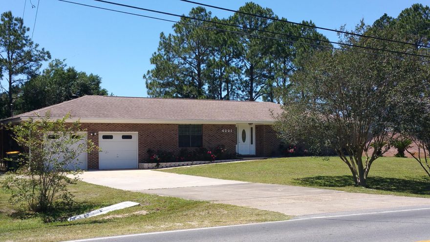 LET'S MAKE A DEAL!!___NEW LOWER PRICE!!!___THE MOST POPULAR STYLE IN THE U.S.A.__A CLASSIC AMERICAN RANCHER!__IN ABSOLUTE PRISTINE CONDITION__ONE OWNER__3B/2Ba___BRAND NEW KITCHEN__NEW CABINIETS__NEW GRANITE COUNTERS__NEW APPLIANCES__BEAUTIFUL BAMBOO AND TILE FLOORS THROUGHOUT__REMODELED HALL BATH__HUGE FAMILY ROOM WITH FIREPLACE__HOBBY ROOM/POSSIBLE EXTRA BEDROOM WITH CLOSETS__LARGE LIVING ROOM WITH SEPARATE DINING AREA__OVERSIZED GARAGE__GIANT UTILITY ROOM__LARGE YARD (ALMOST 1/2 ACRE +/-) WITH A POND.__THIS IS THE PERFECT PLACE TO RAISE YOUR FAMILY!!!__GET YOUR AGENT TO MAKE AN APPOINTMENT!! All dimensions and details are estimated. Buyer to verify if important.