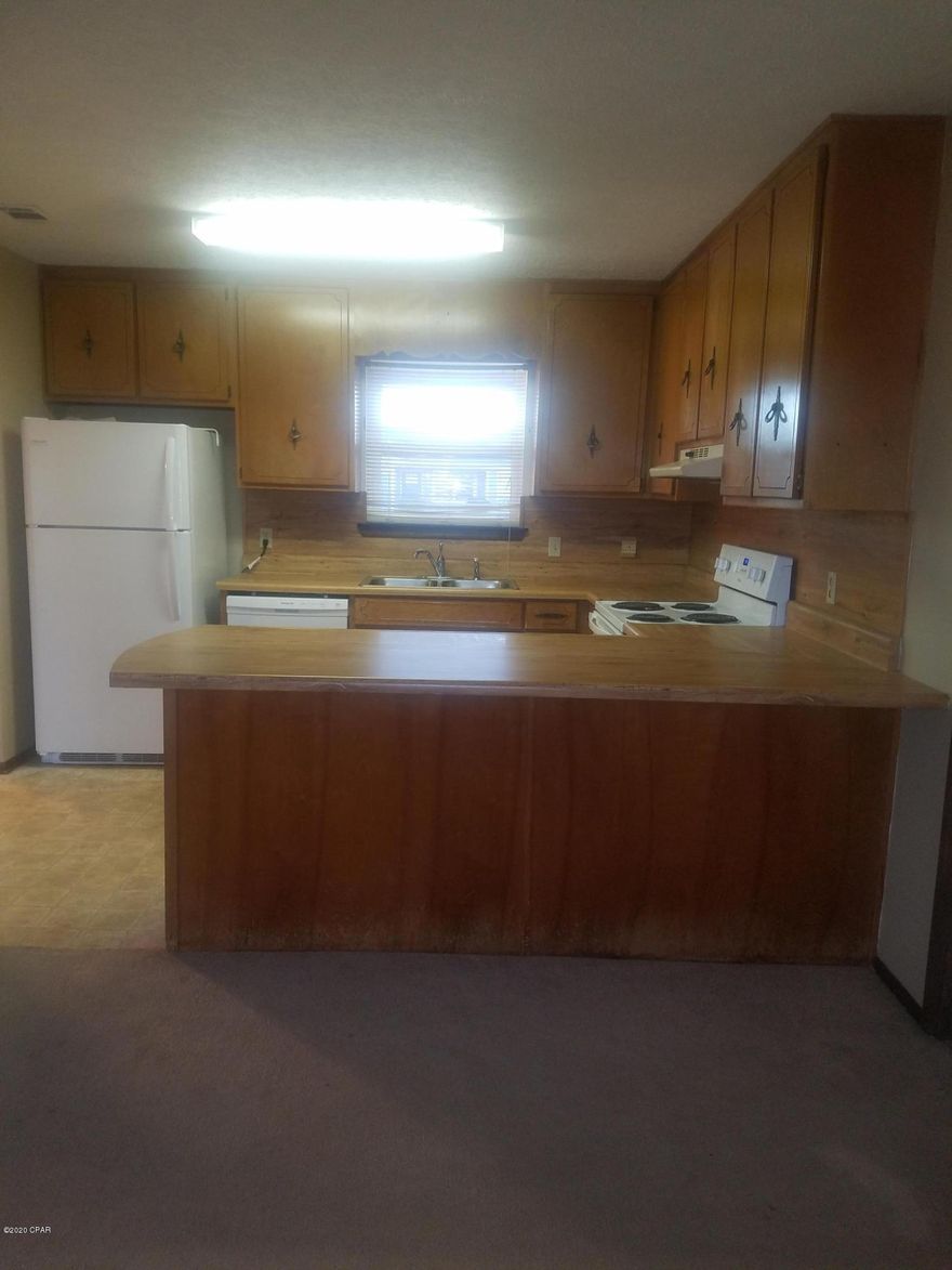 CURRENTLY UNDER CONTRACT/SELLER ACCEPTING BBACk-UP OFFERS !! Lynn Haven-Pine Forest Estates- Won't Last Long,Move in Ready,3br/2ba,cozy covered front porch,single car garage,screened back porch overlooks large privacy fenced back yard..Interior:foyer entry,kitchen has breakfast bar,nice size dining area too.Large open family room & nice sized master bedroom w/walk in closet n two nice sized quest rooms as well..near Super Walmart n several grocery stores n choice of dine in restaurants or drive thru as well..great area!