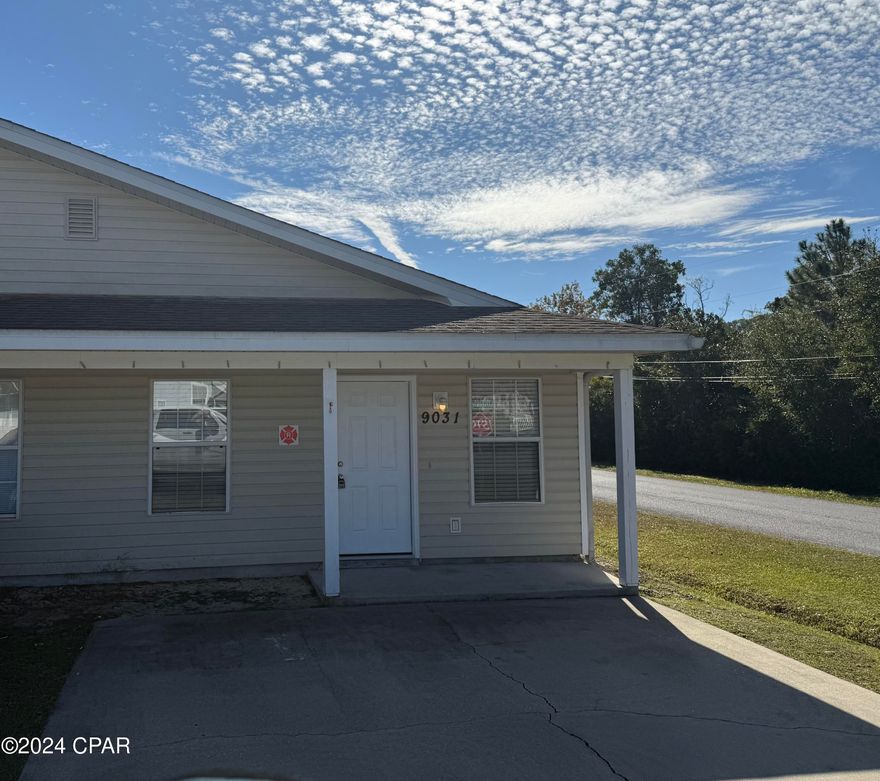 Great triplex 2 bedroom 2 bath unit with tiled dinging room, vaulted ceiling in living room, and open patio.  New paint and flooring through out.