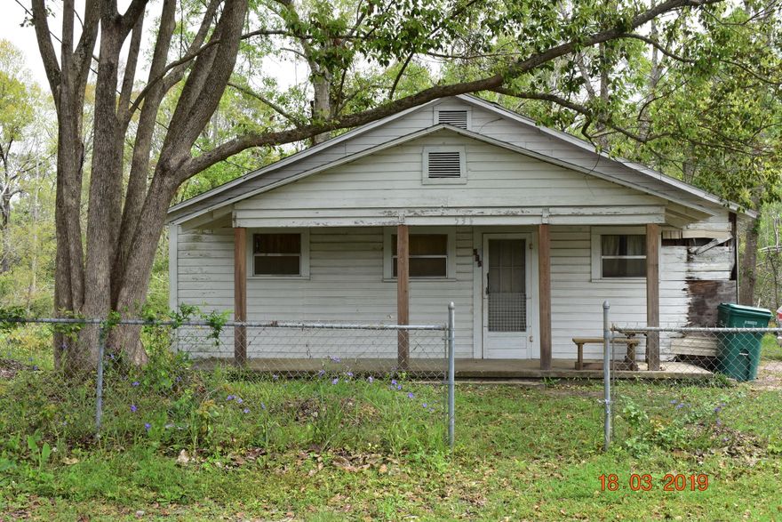 Handyman Special!!!! Located in the city limits of Chipley. Close to schools, shopping and restaurants! (This home would be cash only, will not qualify for financing.)