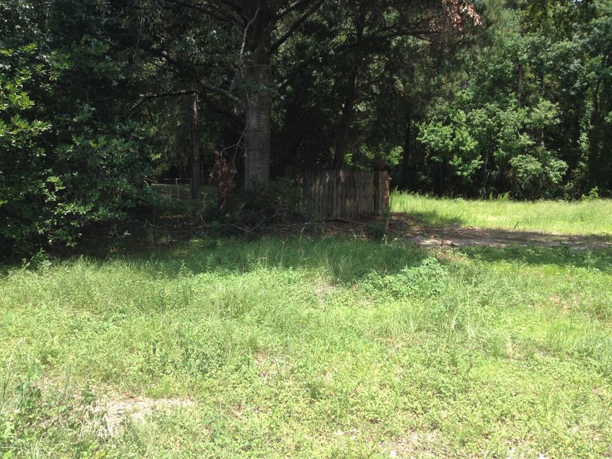 ***BUILDERS TAKE NOTE***Build your dream home on this large 60x129 ft lot in a very desirable part of Lynn Haven...right outside the Country Club! And the best part is...not in a flood zone.