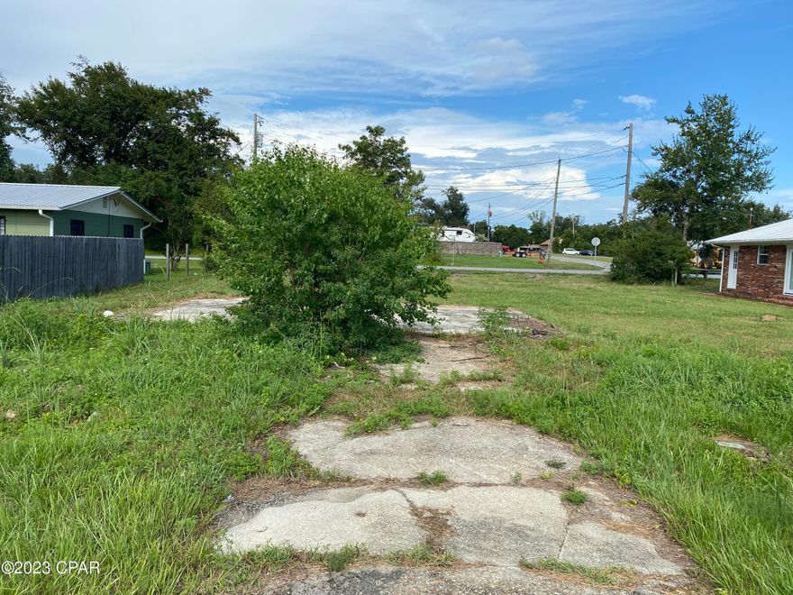 'CURRENTLY UNDER CONTRACT , SELLER IS ACCEPTING BACK UP OFFERS' RESIDENTIAL LOT. Build your dream home on this nice size lot! Call today to schedule your showing!