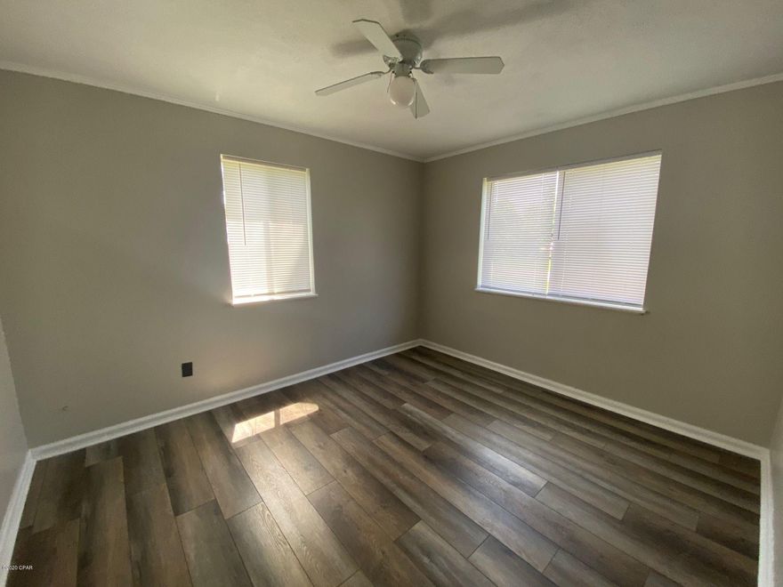 This home offers 3 Bedrooms and 1 Bath, located near TAFB. Large fenced in back yard, bonus room with a fireplace, and 2 car garage. Laundry room in shed outside.



*Gas hot water heater*



*All pets are a part of the application process and are subject to the homeowner's approval*