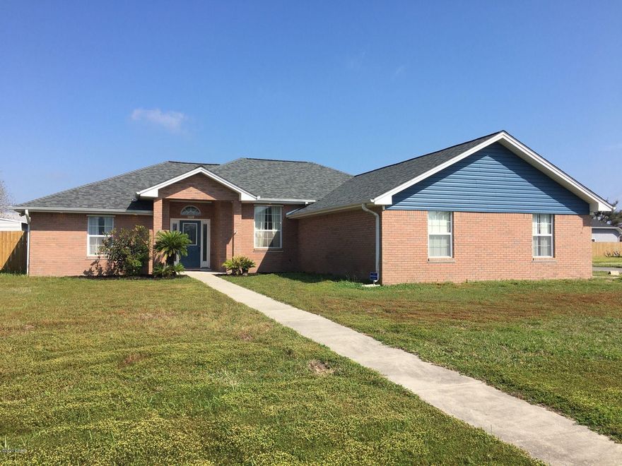 This home offers 3 Bedrooms and 2 Full Baths. Kitchen with a breakfast bar, gas stove, plenty of cabinet and counter space. Formal dining room, seperate tv room. Master bath has double sink vanities, garden tub, stand alone shower, 2 large walk in closets. Covered back patio with a large fenced in backyard. 2 Car garage with plenty of storage space.



*All pets are a part of the application process and are subject to the homeowner's approval*