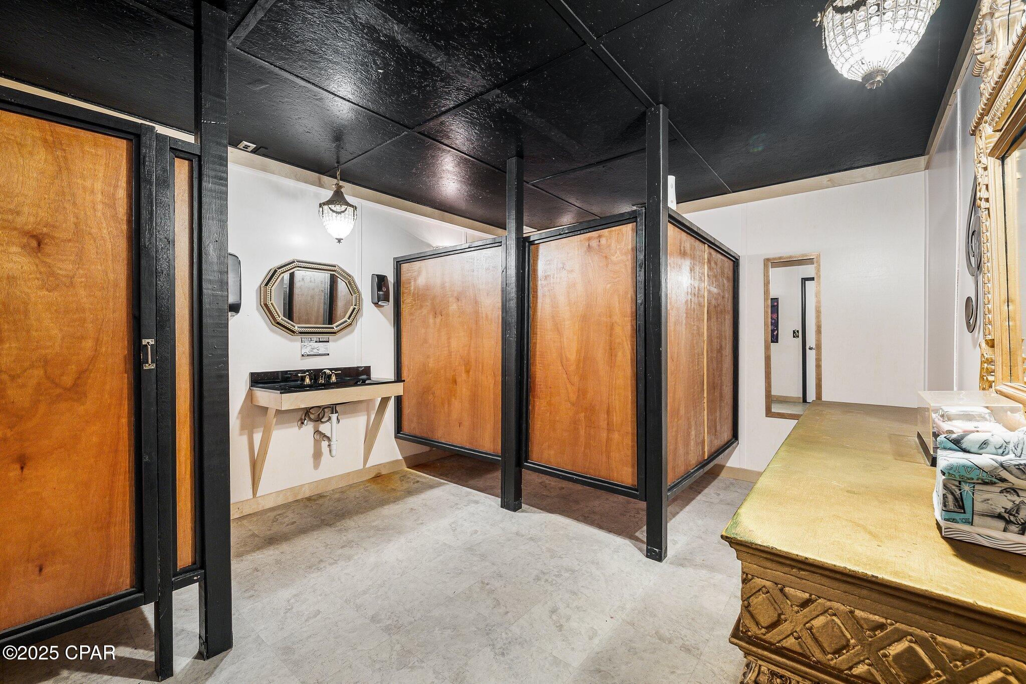 Gulf Coast Hwy - Commercial Sale