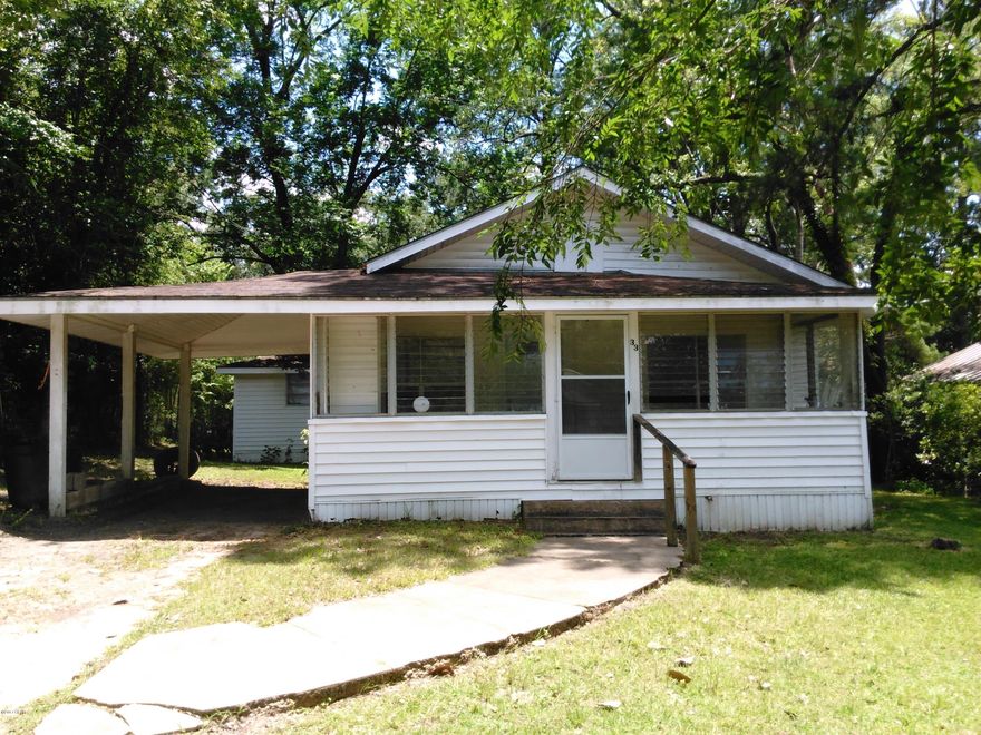 REDUCED!! GREAT POTENTIAL HOME!! This Florida Cottage has 3 bedroom, 2 full bath, some remodeling and some TLC needed.  Nice neighborhood and a nice lot in downtown Chattahoochee.  This home is price right for first time home buyers or rental property owners. Make your appointment with listing agent to see this home.