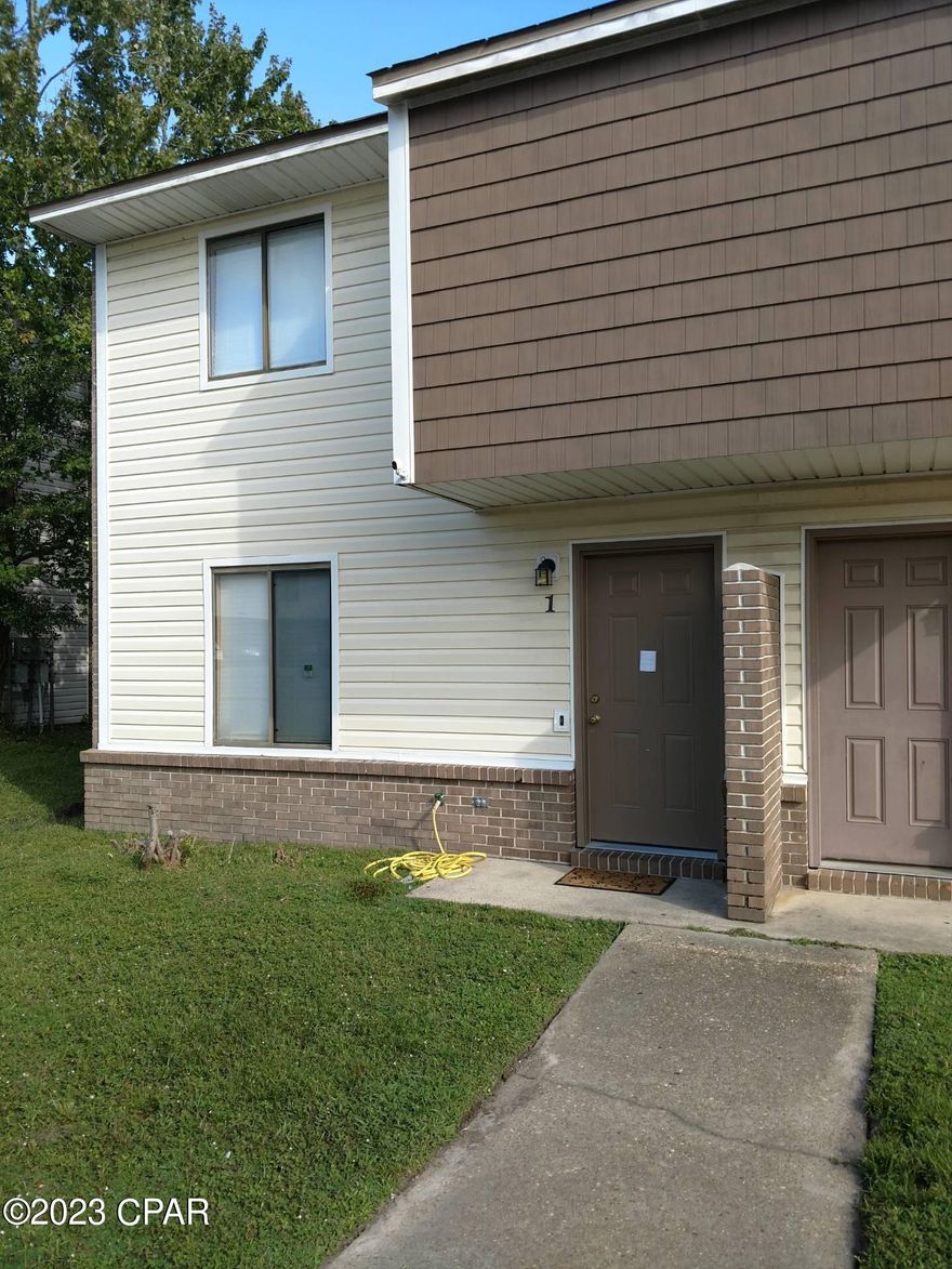 Two story town home with spacious dining and living area. Kitchen includes breakfast bar and lots of cabinet space. Home also has storage room under stairs, inside laundry room, and screened porch.

*Gas hot water heater*

*No Pets*