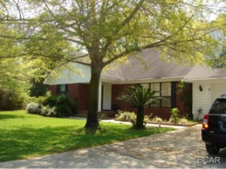 -Beautiful 2 story, 3 bedroom, 2 bath home with large yard and bonus room with Jacuzzi. Relaxing florida room right off of kitchen area with nice areas for gardening. Spacious living area offers large windows for natural light and great views of water. Sprinkler system is on well.